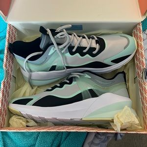 NWOT Fabletics Sneakers US Women Size 8.5, Runs large, would fit more like a 9.5